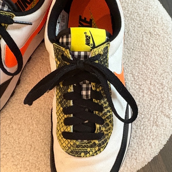 Women’s Nike Daybreak QS Sneaker in Dynamic Yellow  RARE 7 EUC - Picture 3 of 7